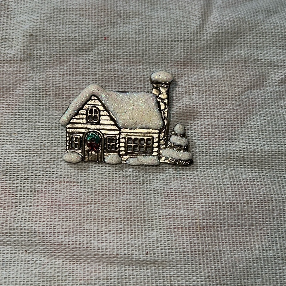 Vintage JJ Jonette pewter Christmas House Cabin Snow & Wreath Enamel Brooch Pin
